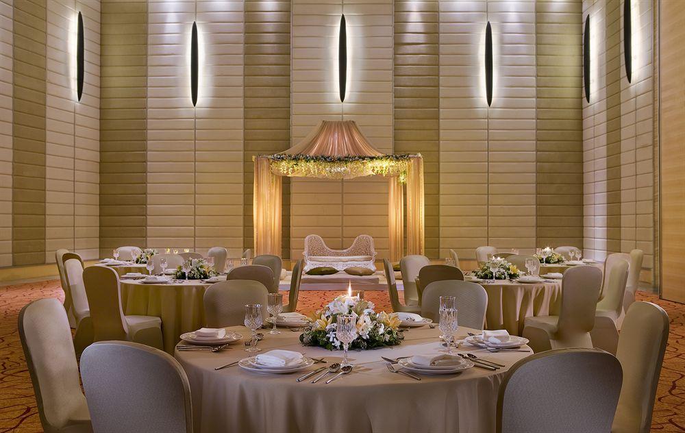 Courtyard By Marriott Ahmedabad Hotel Exterior photo