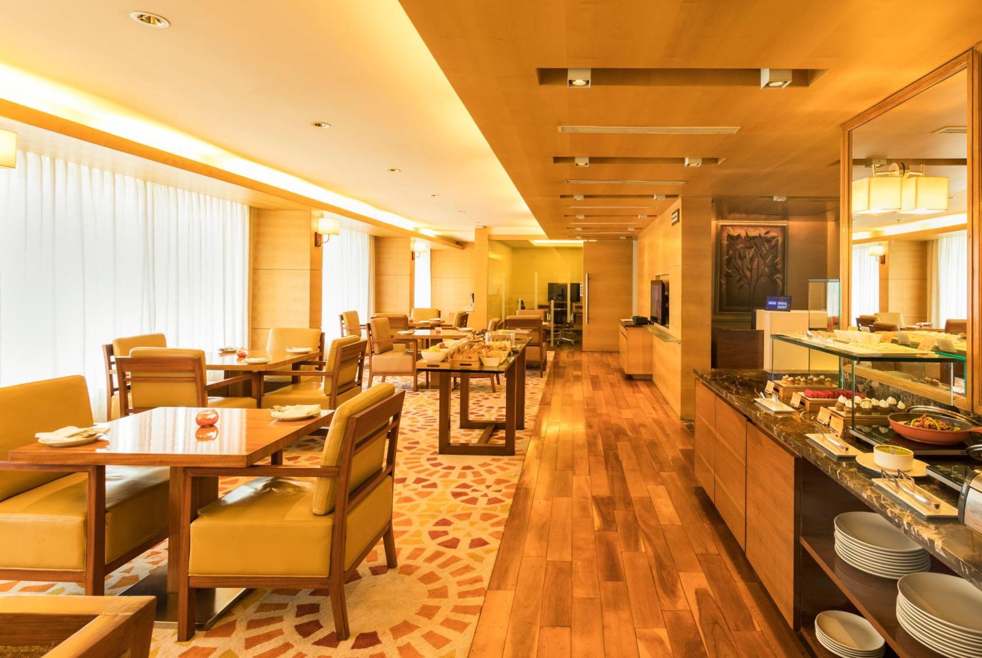 Courtyard By Marriott Ahmedabad Hotel Exterior photo