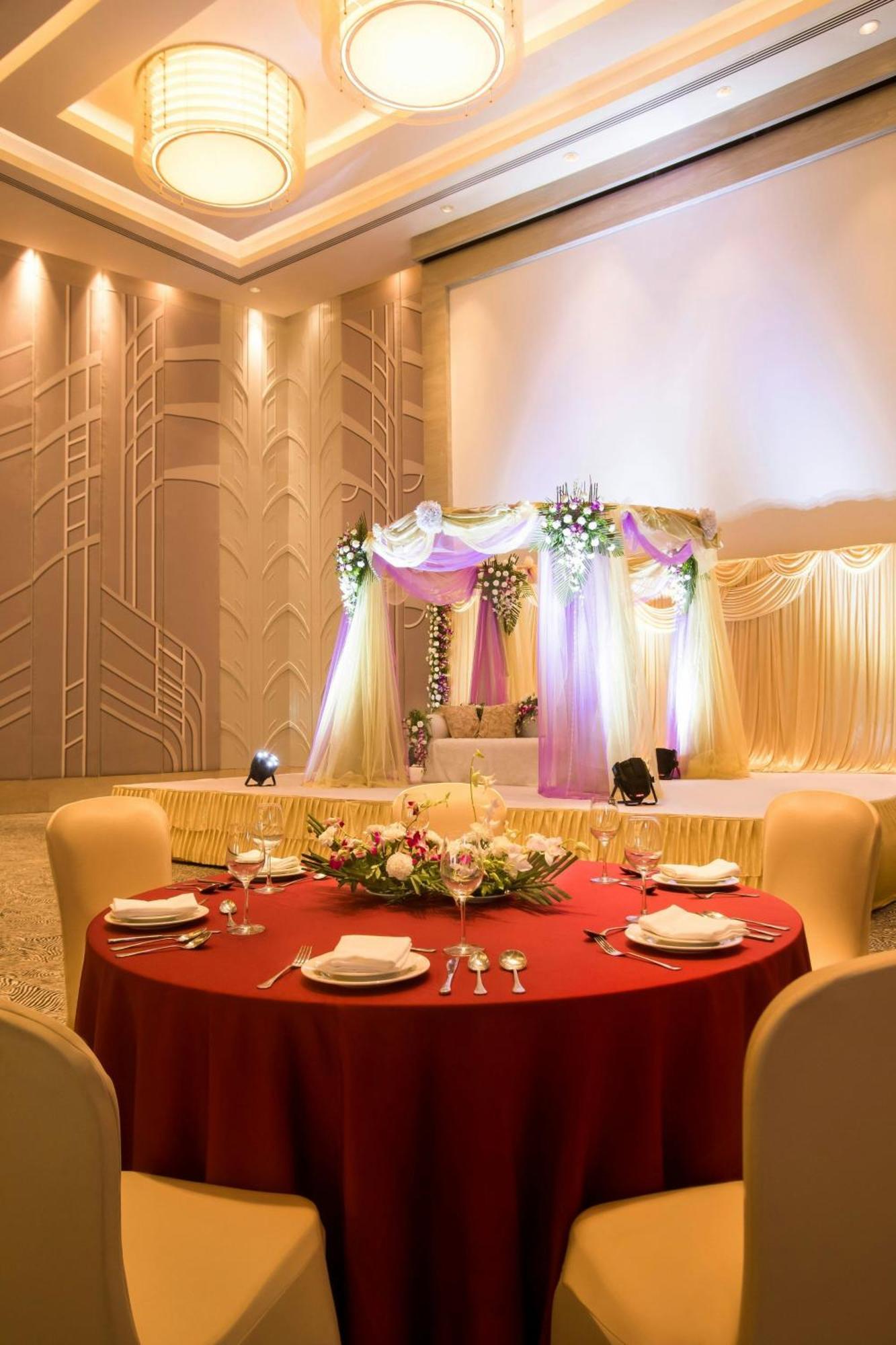 Courtyard By Marriott Ahmedabad Hotel Exterior photo