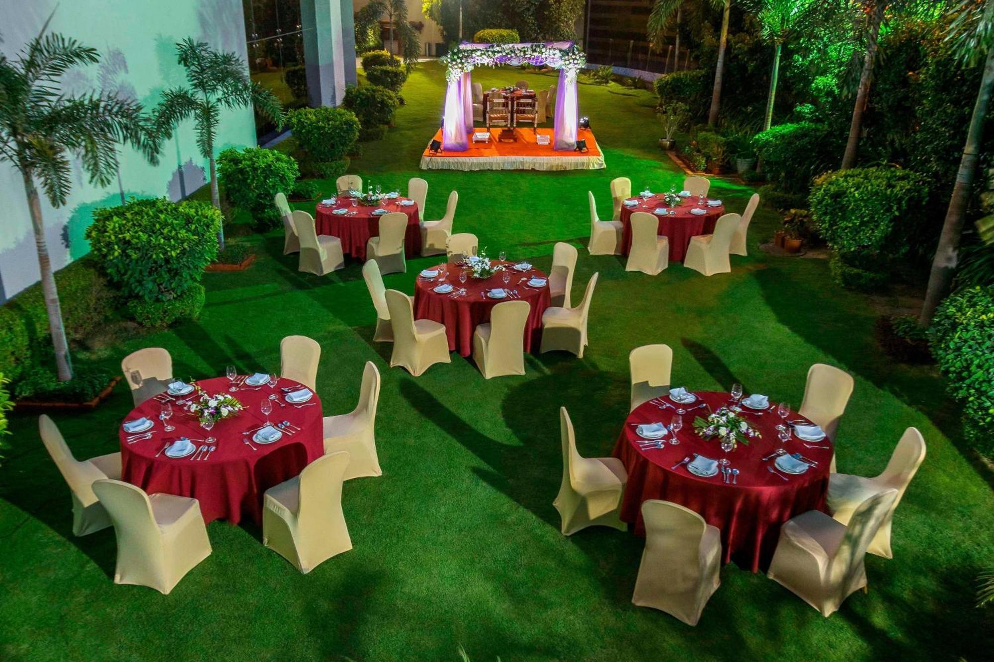 Courtyard By Marriott Ahmedabad Hotel Exterior photo