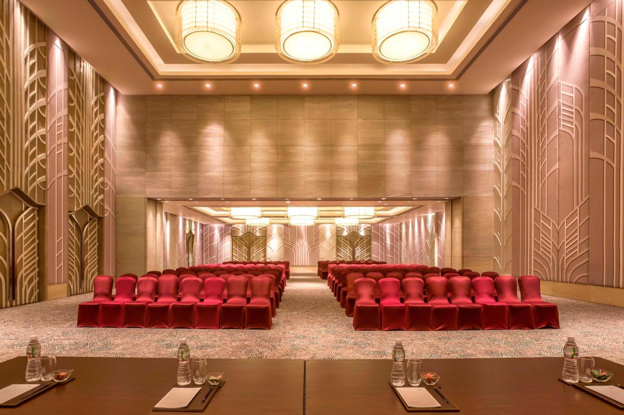 Courtyard By Marriott Ahmedabad Hotel Exterior photo