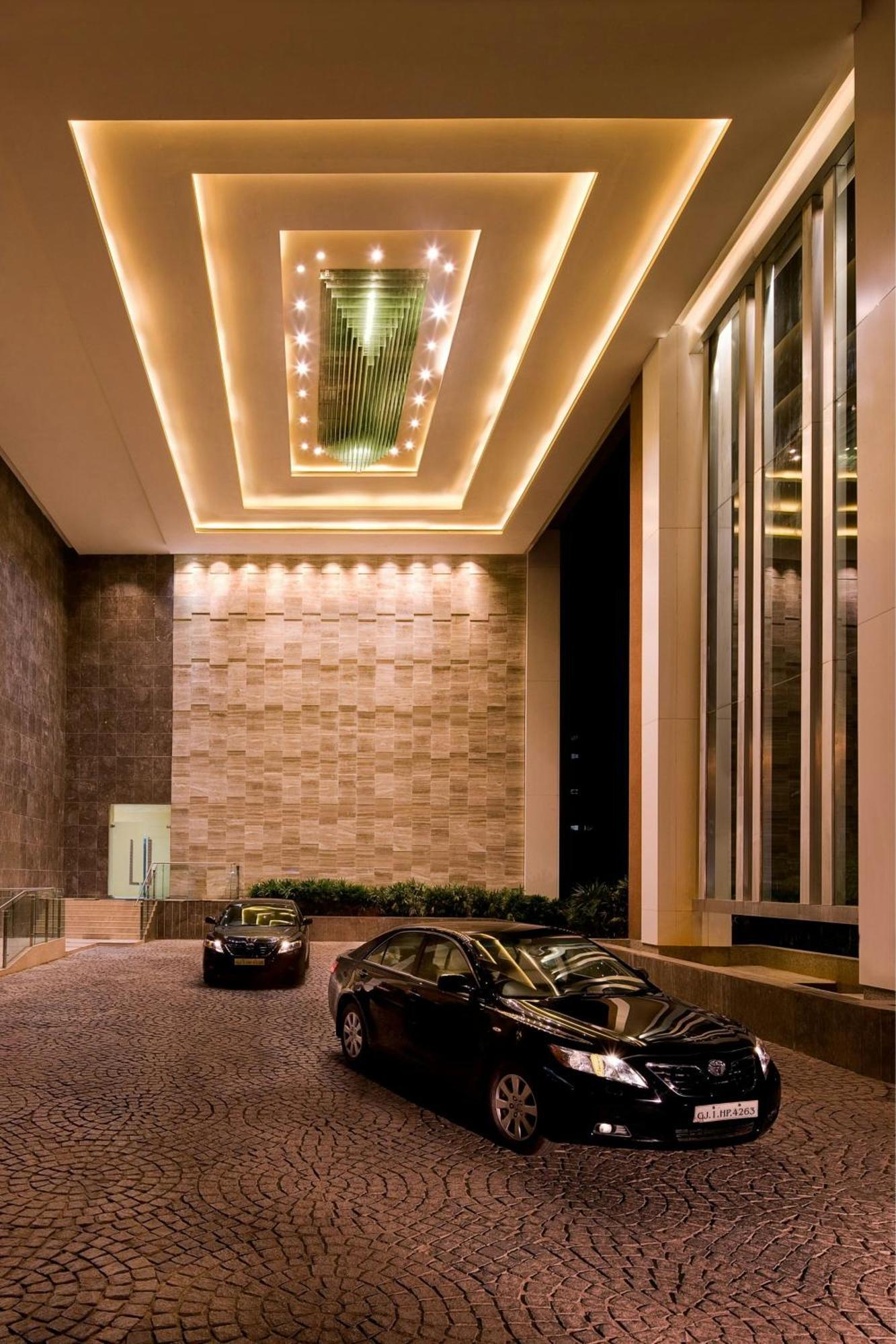 Courtyard By Marriott Ahmedabad Hotel Exterior photo
