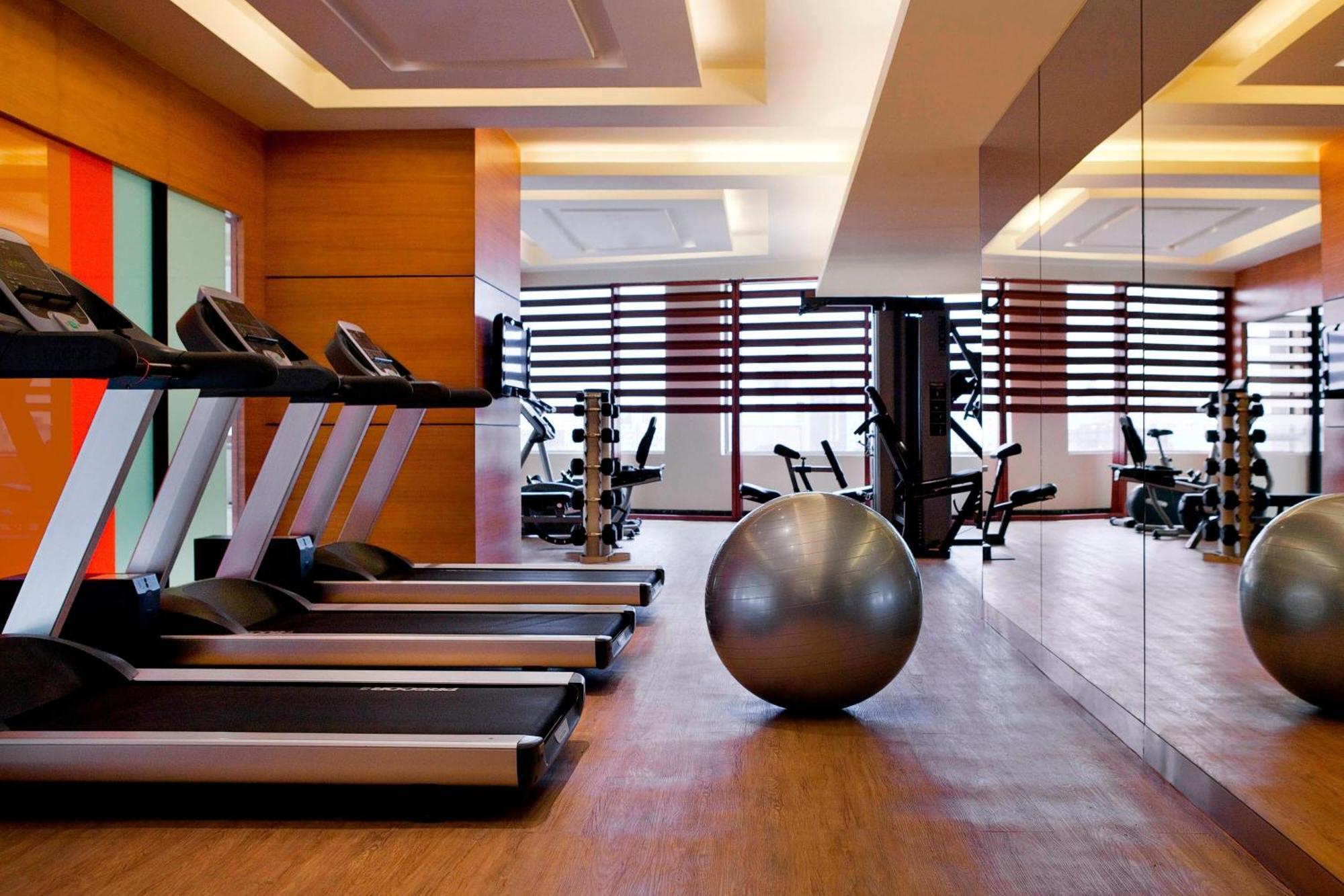 Courtyard By Marriott Ahmedabad Hotel Exterior photo