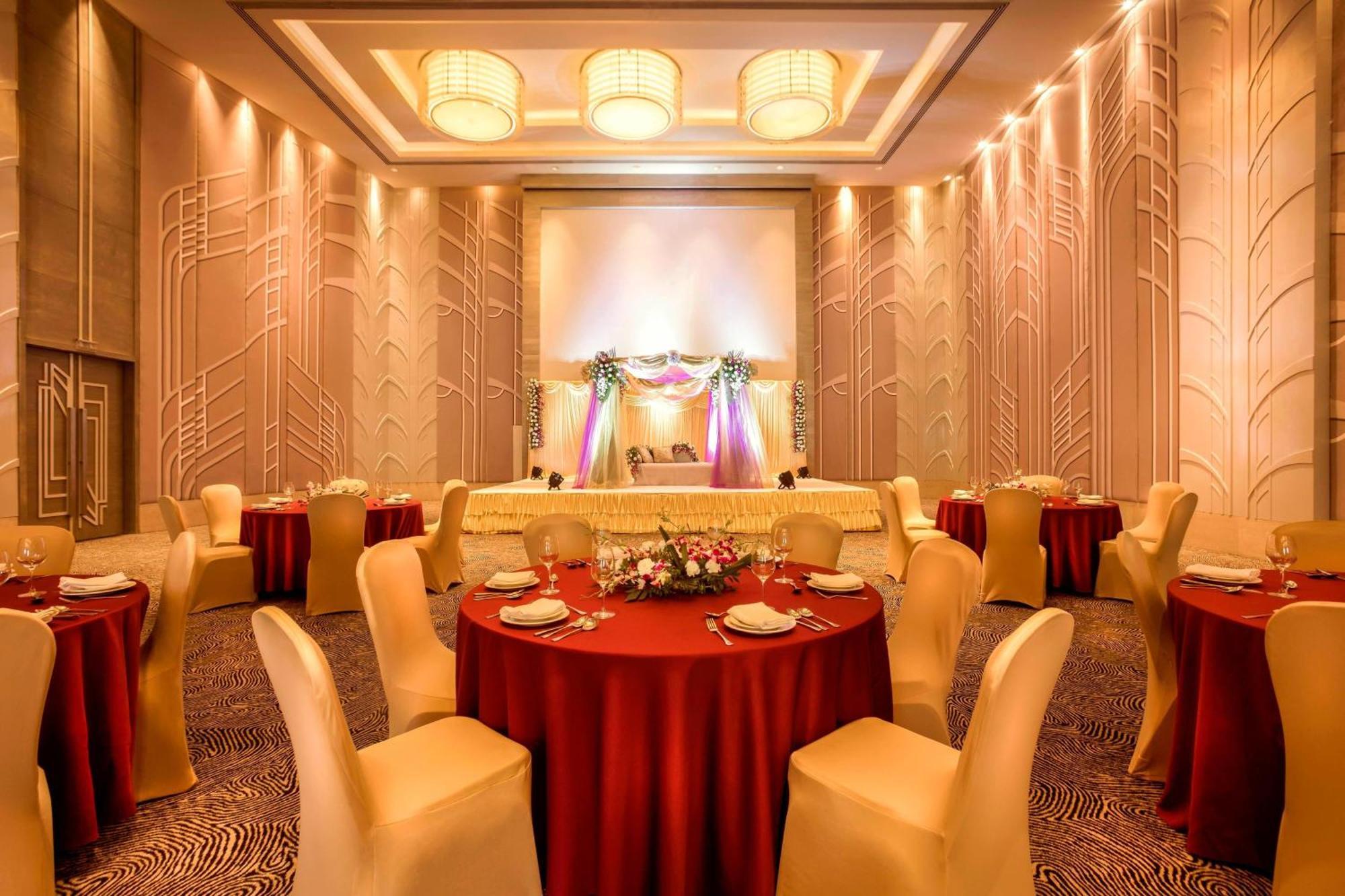 Courtyard By Marriott Ahmedabad Hotel Exterior photo