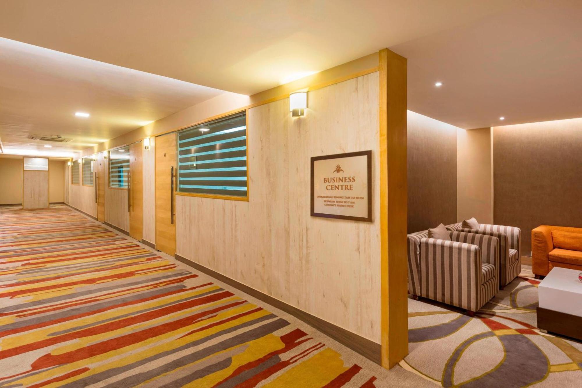 Courtyard By Marriott Ahmedabad Hotel Exterior photo