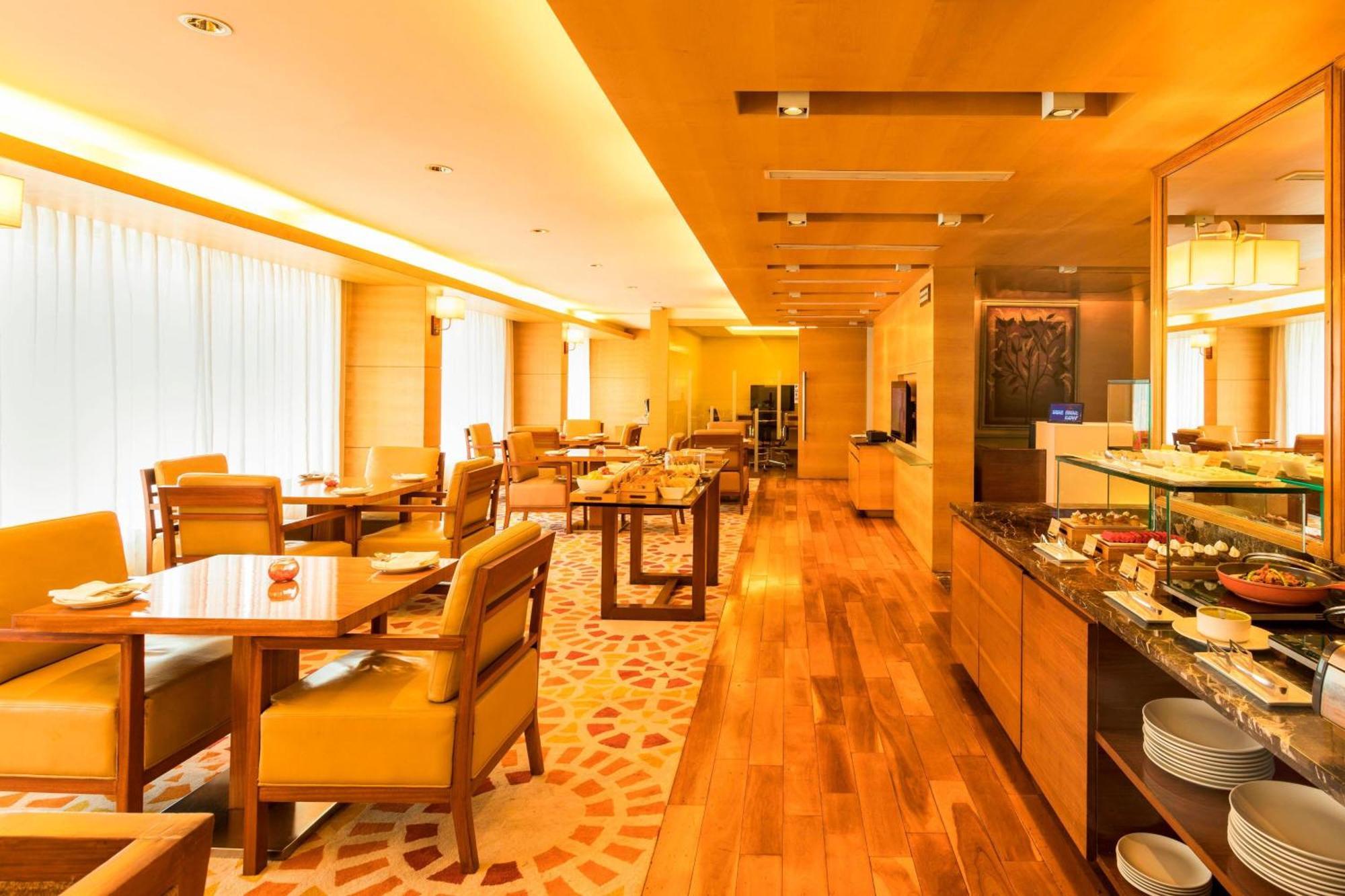 Courtyard By Marriott Ahmedabad Hotel Exterior photo