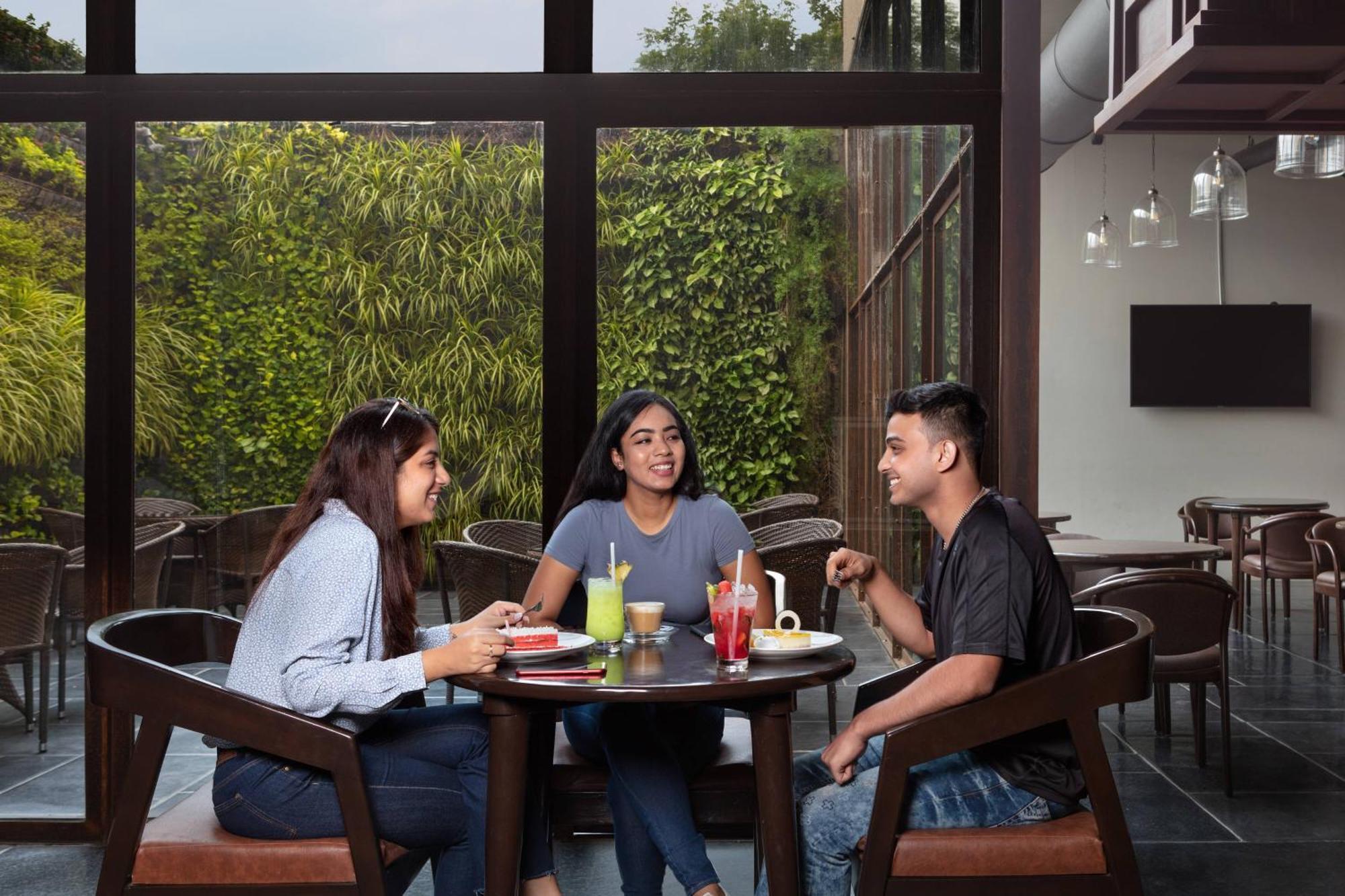 Courtyard By Marriott Ahmedabad Hotel Exterior photo