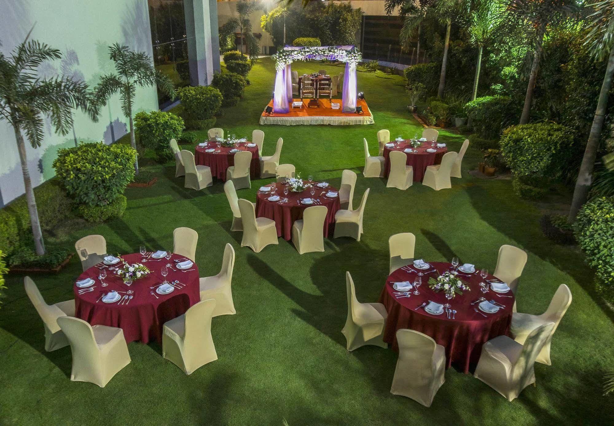 Courtyard By Marriott Ahmedabad Hotel Exterior photo