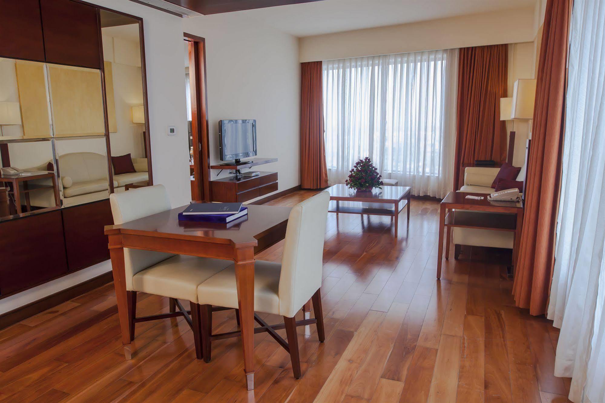 Courtyard By Marriott Ahmedabad Hotel Exterior photo