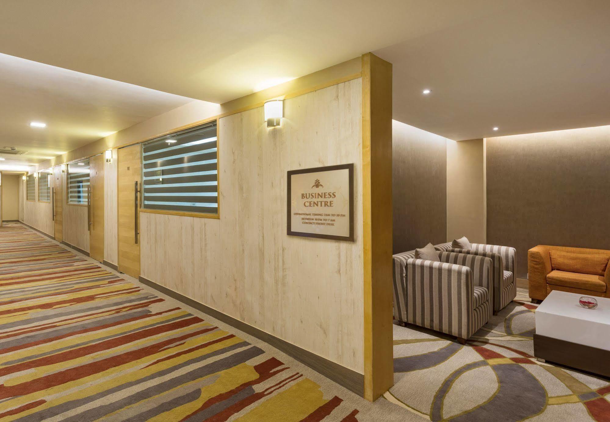 Courtyard By Marriott Ahmedabad Hotel Exterior photo