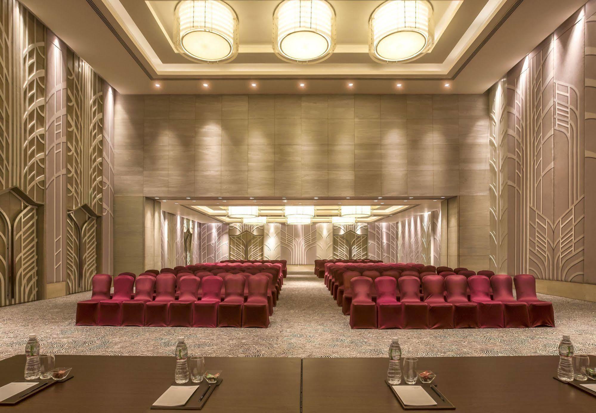 Courtyard By Marriott Ahmedabad Hotel Exterior photo